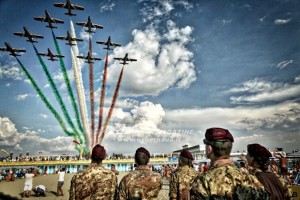 Frecce Tricolori e Paracadutisti della Folgore, un mix di entusiasmo e professionalità