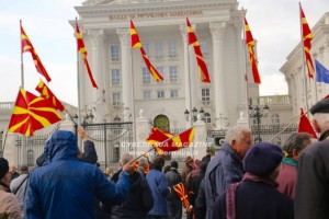 Skopje brucia; incendi sospetti e manifestazioni per l’indipendenza: ecco l’altra faccia della Macedonia (Esclusiva)