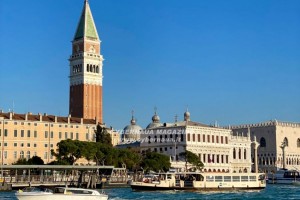 Tanti libri all'''Acqua Alta'' di Venezia  