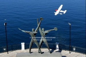 Nel porto di Taranto ammara un idrovolante